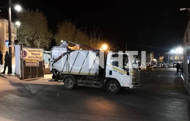 Μυτιλήνη: Βγάζουν τα απορριμματοφόρα στο λιμάνι για να αποτρέψουν την αποβίβαση των ΜΑΤ που στέλνει η κυβέρνηση