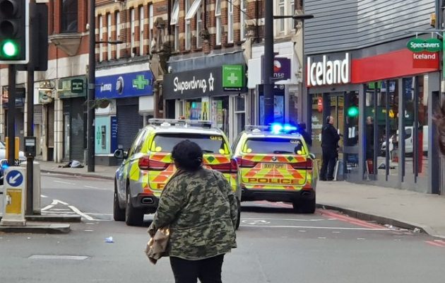 Λονδίνο: Ισλαμιστής ο δράστης της επίθεσης με μαχαίρι – Είχε «ζωστεί» με ψεύτικα εκρηκτικά