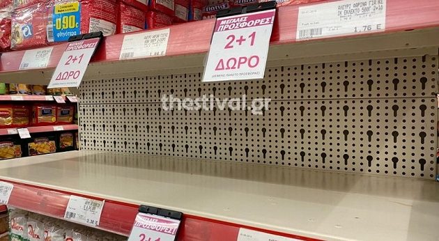 Αδειάζουν τα ράφια σούπερ μάρκετ στη Θεσσαλονίκη μετά το πρώτο κρούσμα κοροναϊού Covid-19