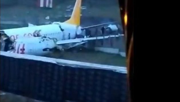 Αεροπλάνο κόπηκε στα τρία στο δεύτερο μεγαλύτερο αεροδρόμιο της Τουρκίας (βίντεο)