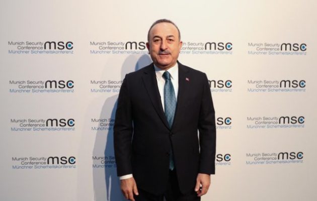 Ο Τσαβούσογλου ζητά «να σταματήσουν» τον Χαφτάρ στη Λιβύη