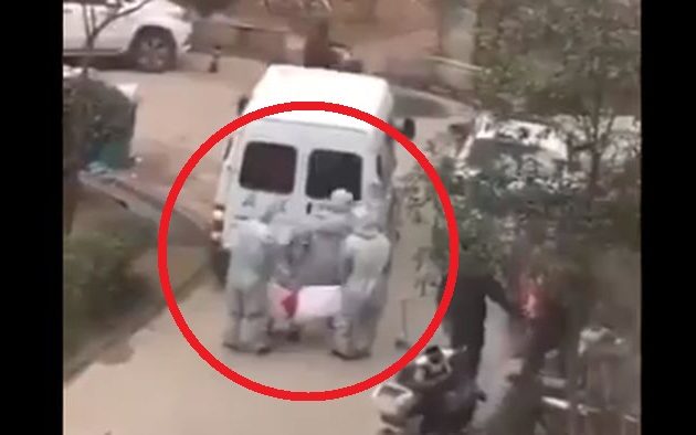 Κοροναϊός: Μαζεύουν πτώματα από σπίτια και τα στοιβάζουν σε φορτηγάκι (βίντεο)