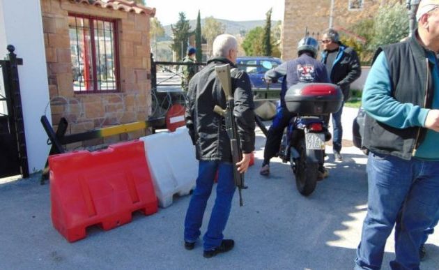 Χίος: Δεκάδες Εθνοφρουροί πήγαν να παραδώσουν τα όπλα τους διαμαρτυρόμενοι για τα ΜΑΤ