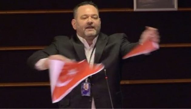 Κυρώσεις κατά Λαγού για το σκίσιμο της τουρκικής σημαίας μέσα στην Ευρωβουλή