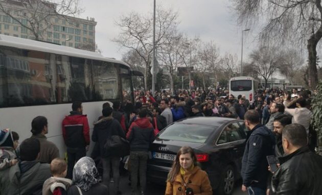 Πολεμική ανταποκρίτρια: Λευκά λεωφορεία χωρίς πινακίδες μεταφέρουν κόσμο στον Έβρο