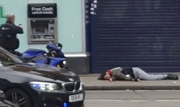 Τρομοκρατική επίθεση στο Λονδίνο – Νεκρός από πυρά, μαχαιρωμένοι τραυματίες