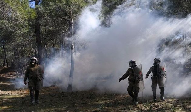 Πολεμική ατμόσφαιρα στα νησιά – Η Λέσβος «πεδίο μάχης» ως το βράδυ της Τρίτης