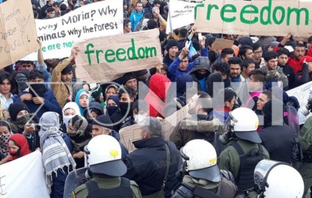 Ξεσηκώθηκαν οι πρόσφυγες στη Λέσβο και ζητάνε «ελευθερία» – Έπεσαν δακρυγόνα