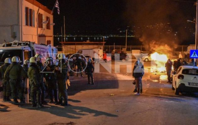 «Πνίγηκε» στα δακρυγόνα η Μυτιλήνη – Όλο το βράδυ συγκρούσεις κατοίκων με ΜΑΤ