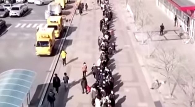 Κοροναϊός Covid-19: Oυρές χιλιομέτρων στη Ν. Κορέα για να πάρουν φθηνές μάσκες (βίντεο)