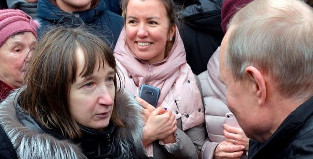 Αγανακτισμένη Ρωσίδα έφερε σε αμηχανία τον Πούτιν στην Αγία Πετρούπολη