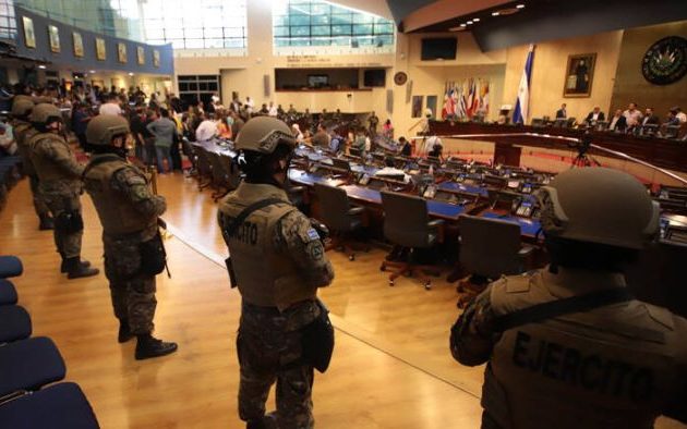 Βαριά οπλισμένοι στρατιωτικοί και αστυνομικοί εισέβαλαν στη Βουλή του Ελ Σαλβαδόρ