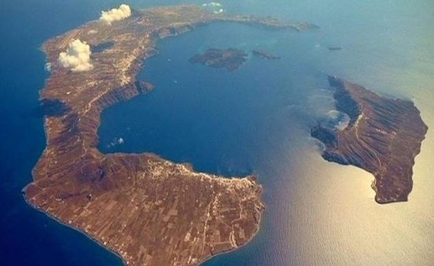 Η κακοκαιρία χτύπησε τη Σαντορίνη – Κατολισθήσεις στο λιμάνι