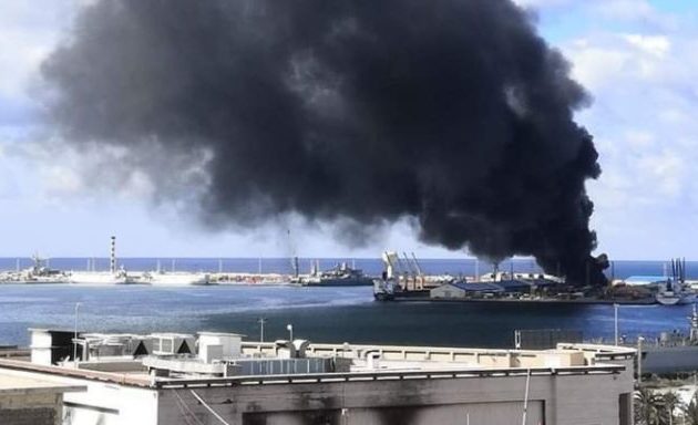 Ο Χαφτάρ χτύπησε τουρκικό πλοίο στο λιμάνι της Τρίπολης φορτωμένο με πολεμοφόδια