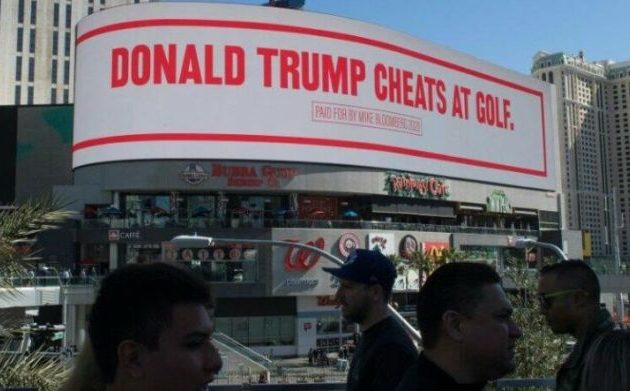O Μπλούμπεργκ γέμισε το Λας Βέγκας με γιγαντοαφίσες που κοροϊδεύει τον Τραμπ