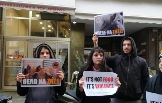 Ακτιβιστές βίγκαν τις «άρπαξαν» σε ψητοπωλείο στη Θεσσαλονίκη (βίντεο)