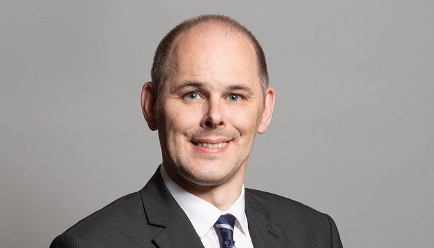 Βρετανός βουλευτής έδειξε τα γεννητικά του όργανα σε παμπ (βίντεο)