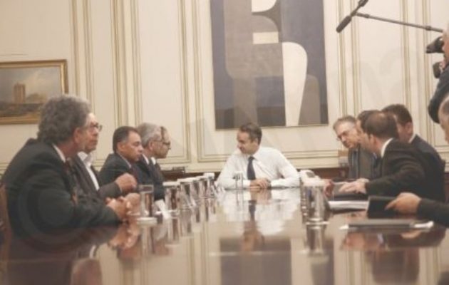 Κάνει πίσω ο Μητσοτάκης: «Συναντίληψη» για άμεση αποσυμφόρηση των νησιών – Πάει σε Σάμο, Λέσβο, Χίο