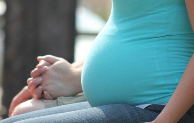 Επίδομα γέννας: Σε δυο δόσεις και όχι εφάπαξ – Ακατάσχετο και αφορολόγητο – Ποιες αποκλείονται
