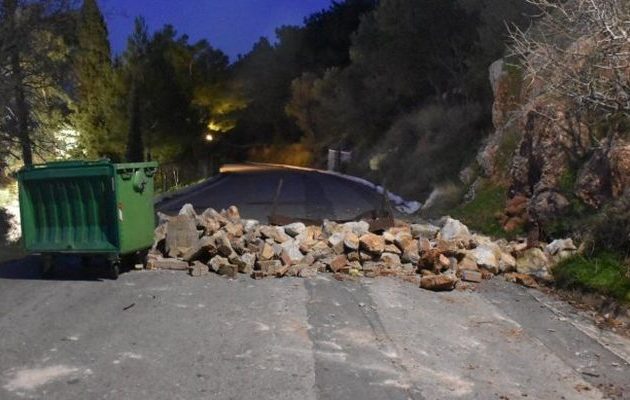 Χίος: Οδοφράγματα με βράχια και κορμούς για να μην περάσουν τα ΜΑΤ