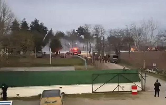 Έβρος: Χημικά, δακρυγόνα και χειροβομβίδες κρότου λάμψης ρίχνονται στις ελληνικές δυνάμεις (βίντεο)