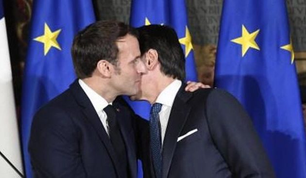 Γιατί ο Μακρόν φιλούσε τον Κόντε όπου τον συναντούσε