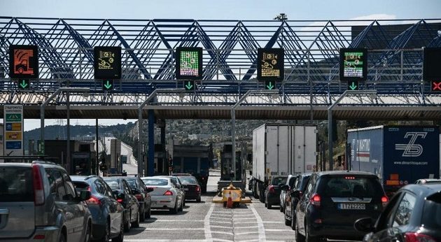 Οδηγός μπήκε ανάποδα στην εθνική και προκάλεσε κομφούζιο στα διόδια (βίντεο)