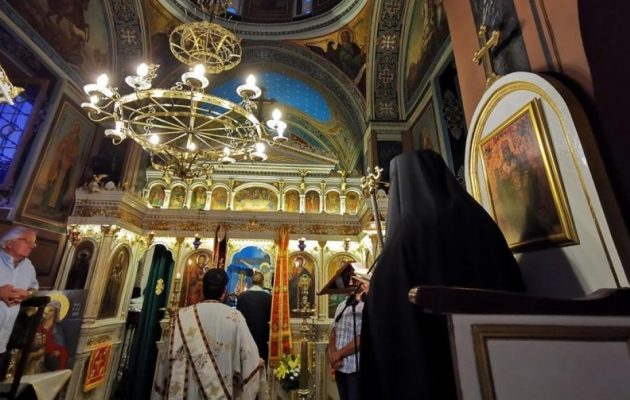ΣΥΡΙΖΑ: Ο Μητσοτάκης πρέπει να  αποφασίσει αναστολή ή τροποποίηση του τελετουργικού των μυστηρίων στην Εκκλησία
