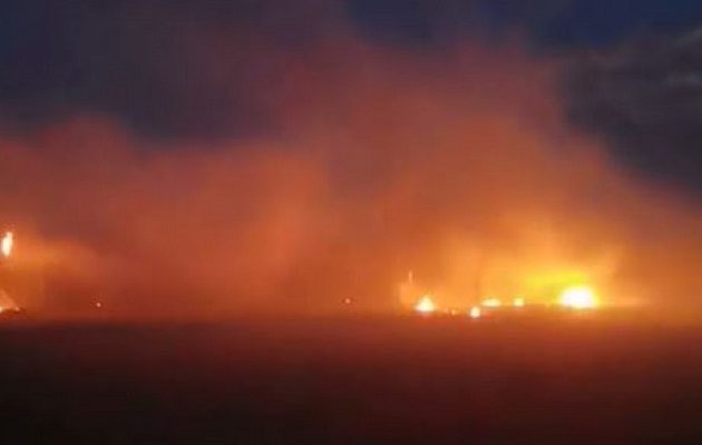 Εμπόλεμη κατάσταση στον Έβρο: Βάζουν φωτιές και προσπαθούν να γκρεμίσουν τον φράχτη (βίντεο)