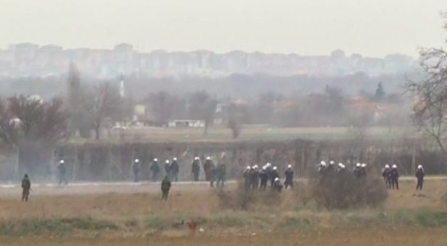 Καστανιές Έβρος: Νέα επεισόδια – Μετανάστες πετάνε χημικά στους Έλληνες φρουρούς των συνόρων