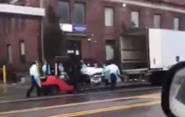 Κοροναϊός: Νοσηλευτές φορτώνουν με κλαρκ πτώματα σε φορτηγά-ψυγεία στη Ν.Υόρκη (βίντεο)