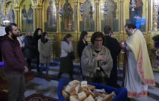 Λάρισα: Λιγότεροι στις εκκλησίες αλλά ουρά για τη θεία κοινωνία