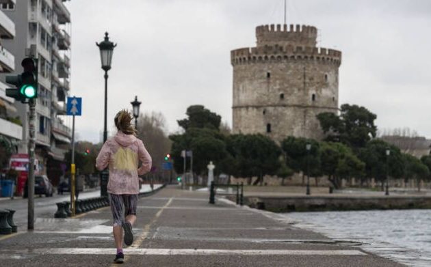 Πρόστιμο σε Θεσσαλονικά που έκανε τζόκινγκ χωρίς «εξοδόχαρτο» και δίχως SMS