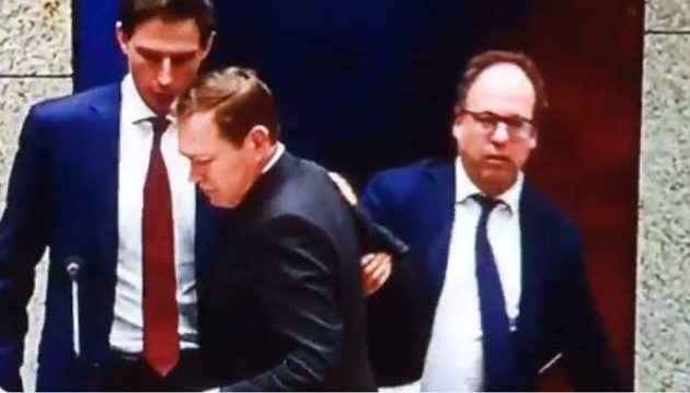 Ολλανδός υπουργός κατέρρευσε στη Βουλή για τον κοροναϊό (βίντεο)