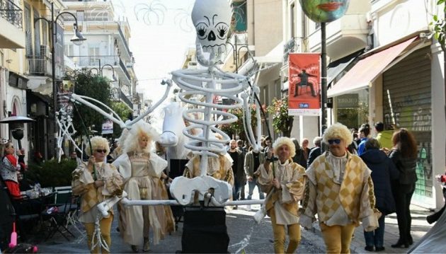 Έξαλλος ο Μόσιαλος για τους καρναβαλιστές της Πάτρας – «Ανευθυνότητα και γαϊδουριά»