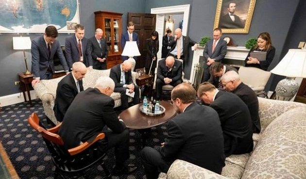 Ο Αμερικανός αντιπρόεδρος Μάικ Πενς προσεύχεται για τον κοροναϊό Covid-19