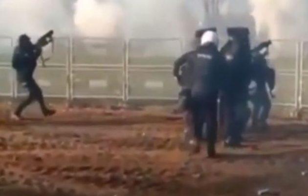 Δείτε την τουρκική Αστυνομία να επιτίθεται στα ελληνικά σύνορα (βίντεο)