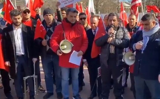 Τζιχαντιστές του Ερντογάν διαδήλωσαν και προσευχήθηκαν μπροστά στον Λευκό Οίκο (βίντεο)