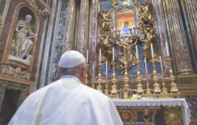 Ο Πάπας προσευχήθηκε μπροστά στην εικόνα της Παρθένου υπέρ του τέλους της επιδημίας