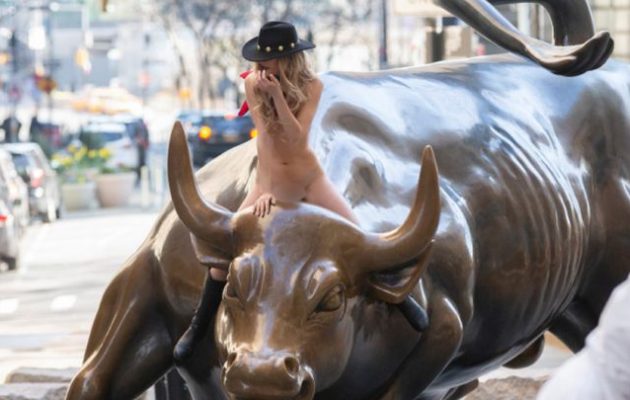 Γυναίκα καβάλησε δίχως να φορά τίποτα τον ταύρο της Wall Street
