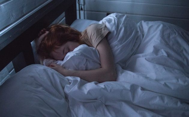 Αμερικανίδα πνευμονολόγος: Είμαστε πολύ ευάλωτοι στον κοροναϊό όταν κοιμόμαστε