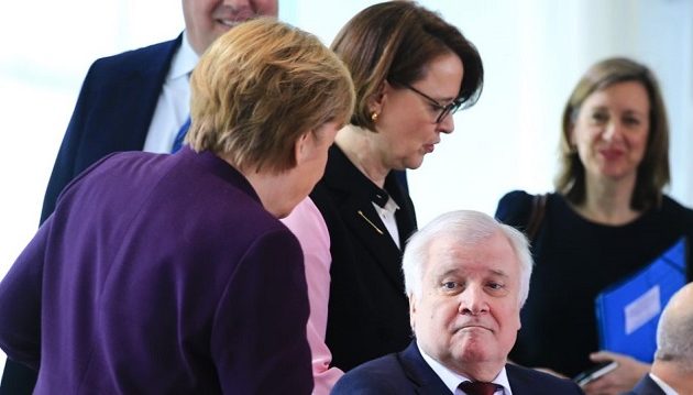 Ο Ζεεχόφερ αρνήθηκε να κάνει χειραψία με τη Μέρκελ λόγω κοροναϊού