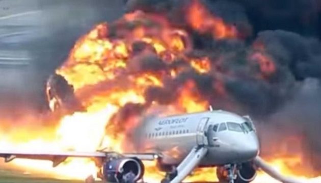 Αεροσκάφος προσγειώνεται μέσα στις φλόγες – Σκοτώθηκαν 41 άτομα (βίντεο)