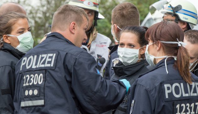 Γερμανία: Διαδηλώσεις για καταπάτηση συνταγματικών δικαιωμάτων με αφορμή τον κορωνοϊό
