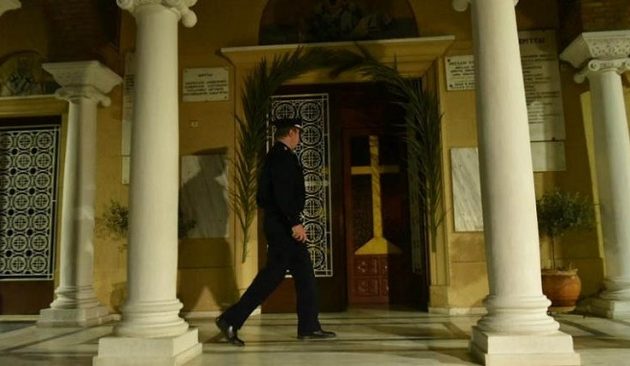 Αστυνομικοί με πολιτικά στις εκκλησίες για να μην πάνε πιστοί