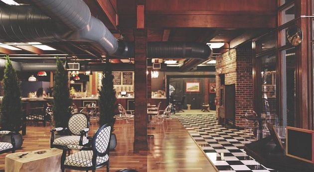 Κορωνοϊός: 63χρονη μόλυνε εννέα άτομα στο ίδιο εστιατόριο μέσω του κλιματισμού