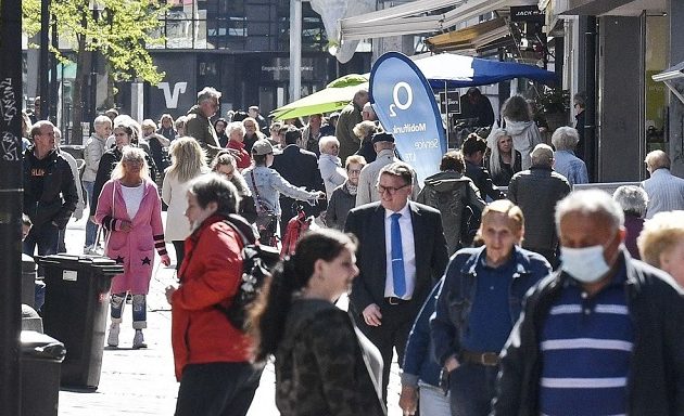 Κορωνοϊός: «Σφάζονται» στη Γερμανία για την σταδιακή άρση των μέτρων