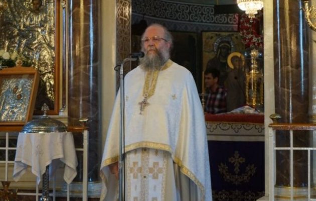 Συνελήφθη ο «ιπτάμενος ιερέας» στη Χίο που λειτουργούσε με ανοιχτές τις θύρες της εκκλησίας (βίντεο)