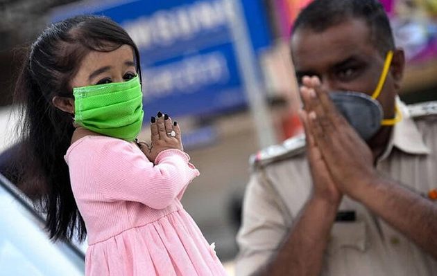 Η κοντύτερη γυναίκα στον κόσμο βγήκε στους δρόμους για τον κοροναϊό