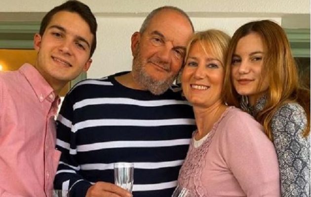 Ο Κώστας Καραμανλής άφησε μούσι και… μένει σπίτι για τα γενέθλια της Νατάσας